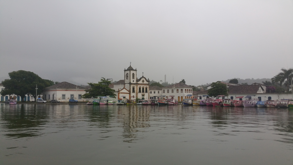 paraty parati rio de janeiro brasil casco antiguo iglesia santa rita muelle barco