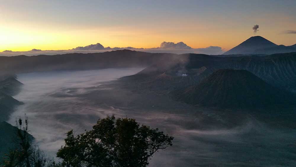 amanecer volcan monte bromo java senderismo viajar solo