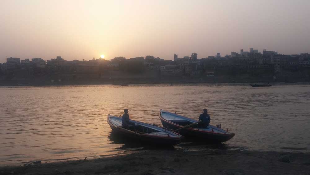 atardecer barca rio ganges varanasi benares uttar pradesh india viajar solo