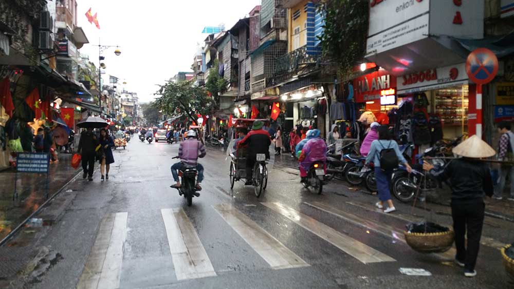 centro calles hoan kiem lago parque hanoi vietnam viajar solo moto