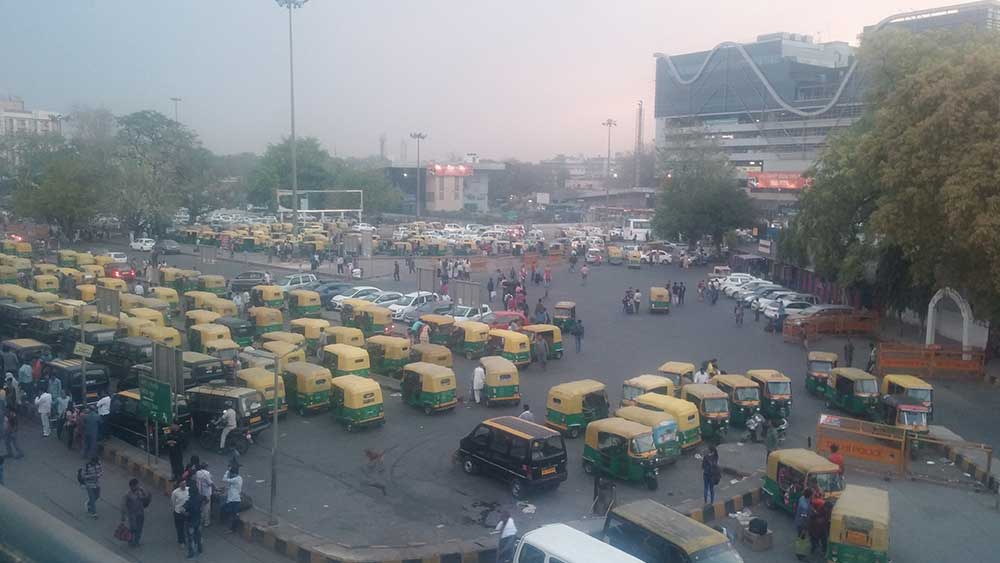 estacion tren calles taxis nueva delhi india viajar solo