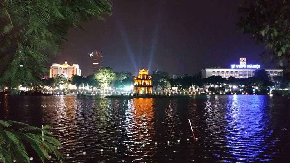 torre de la tortuga hoan kiem lago parque hanoi vietnam viajar solo alquilar moto