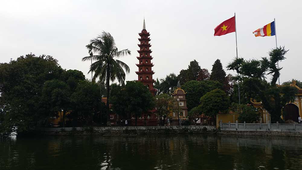tran quoc pagoda hanoi vietnam viajar solo alquilar moto