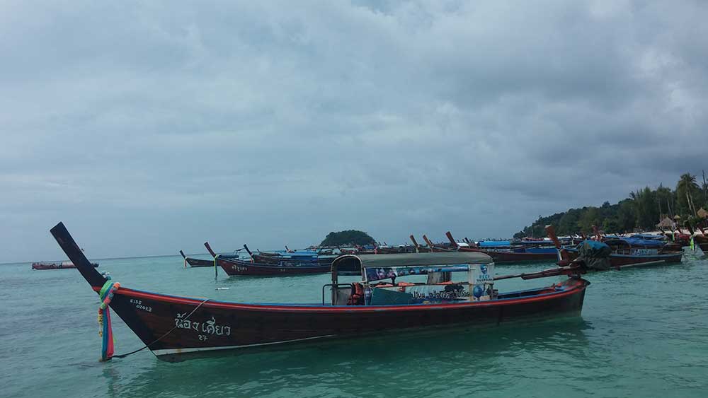 barco bahia playa koh lipe tailandia viajar solo
