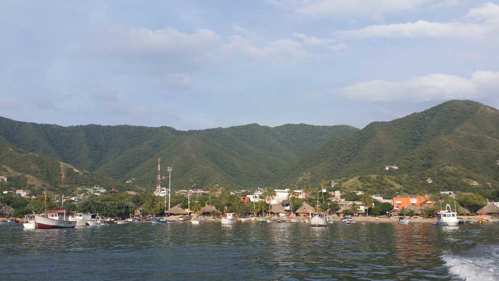 colombia caribe santa marta taganga viajar solo playa grande barco