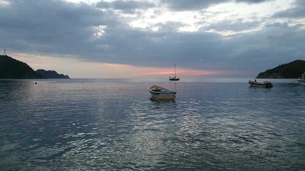colombia caribe santa marta taganga viajar solo playa grande sunset