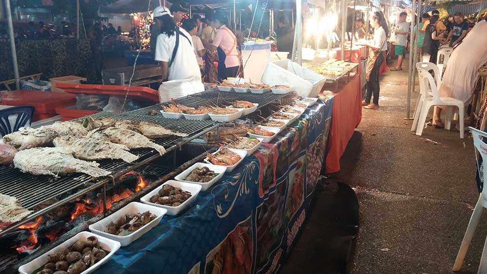 comida callejera mercado noche street food chiang mai tailandia viajar solo