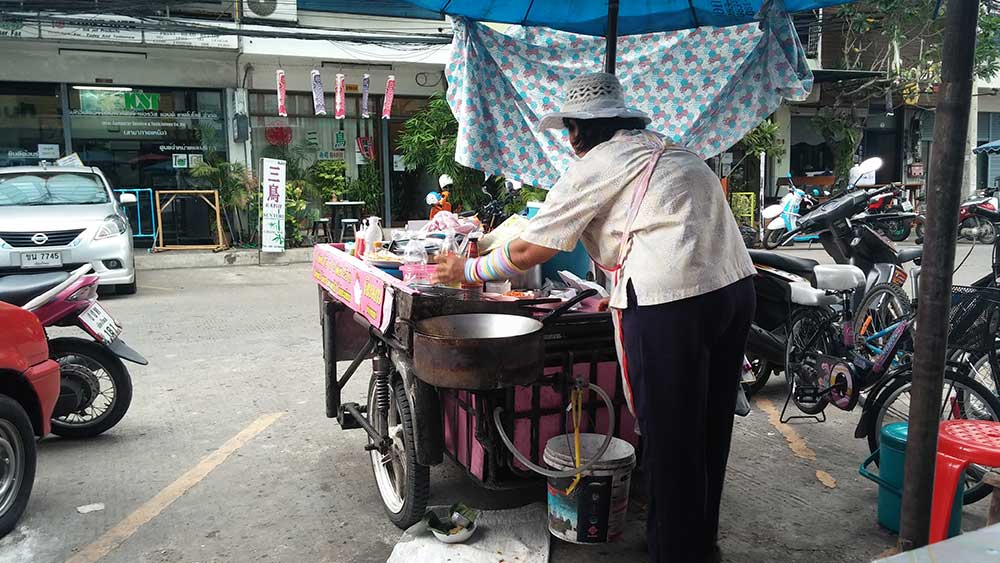 comida callejera puesto street food chiang mai tailandia viajar solo