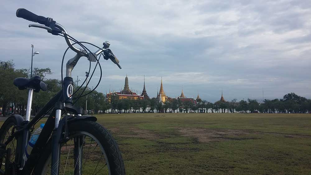 en bicicleta bangkok gran palacio tailandia viajar solo