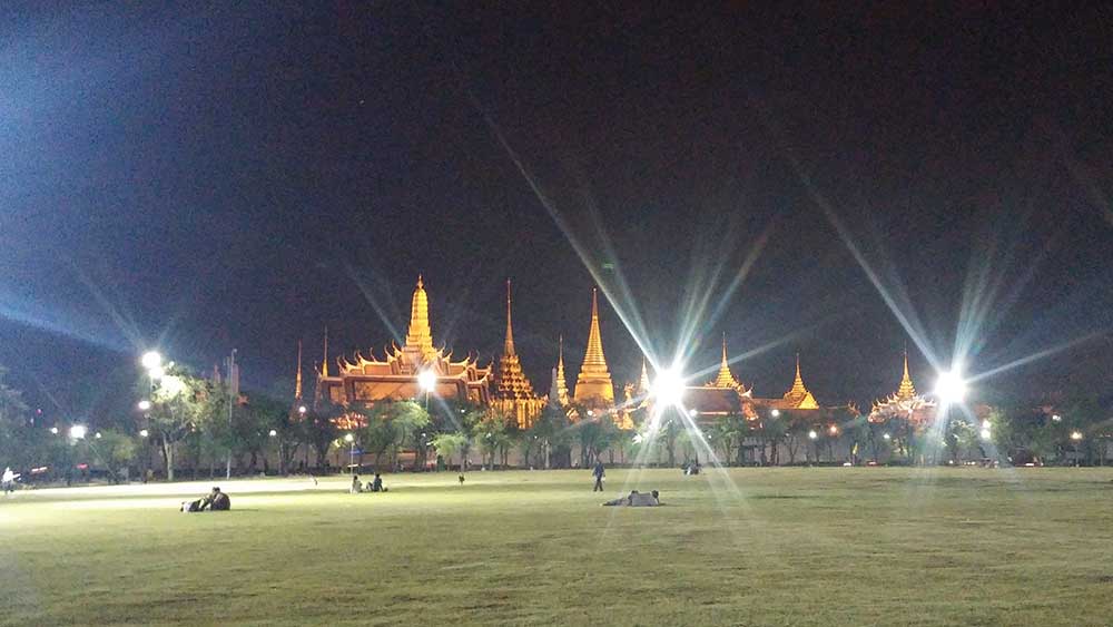 gran palacio de noche bangkok tailandia viajar solo