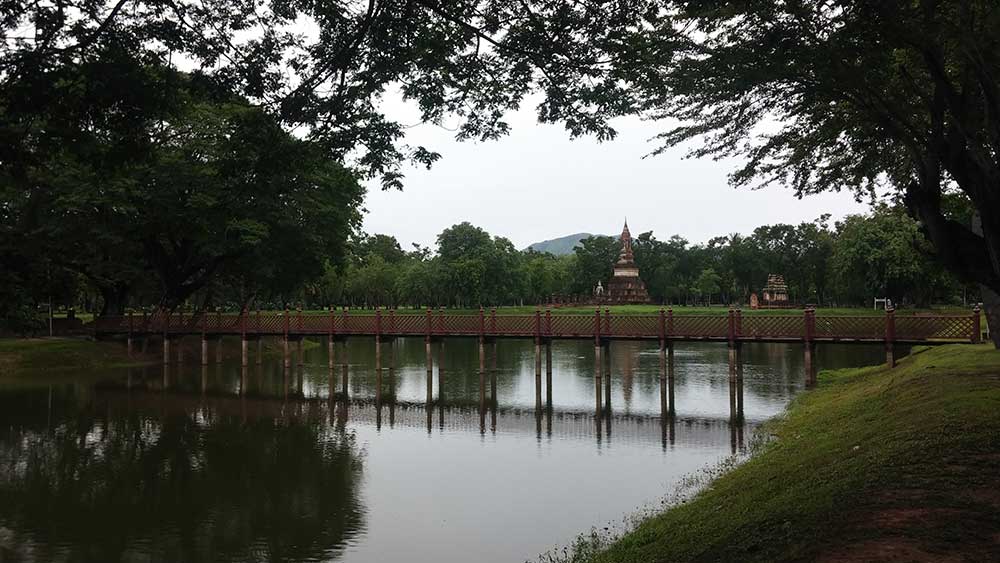 sukhothai templo rio tailandia viajar solo bicicleta