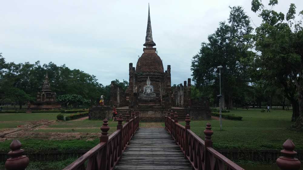 sukhothai templos tailandia viajar solo bicicleta