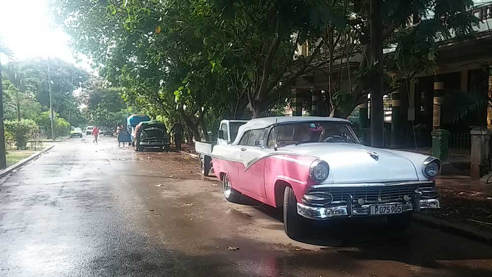 coches calle lluvia la habana havana viajar solo cuba
