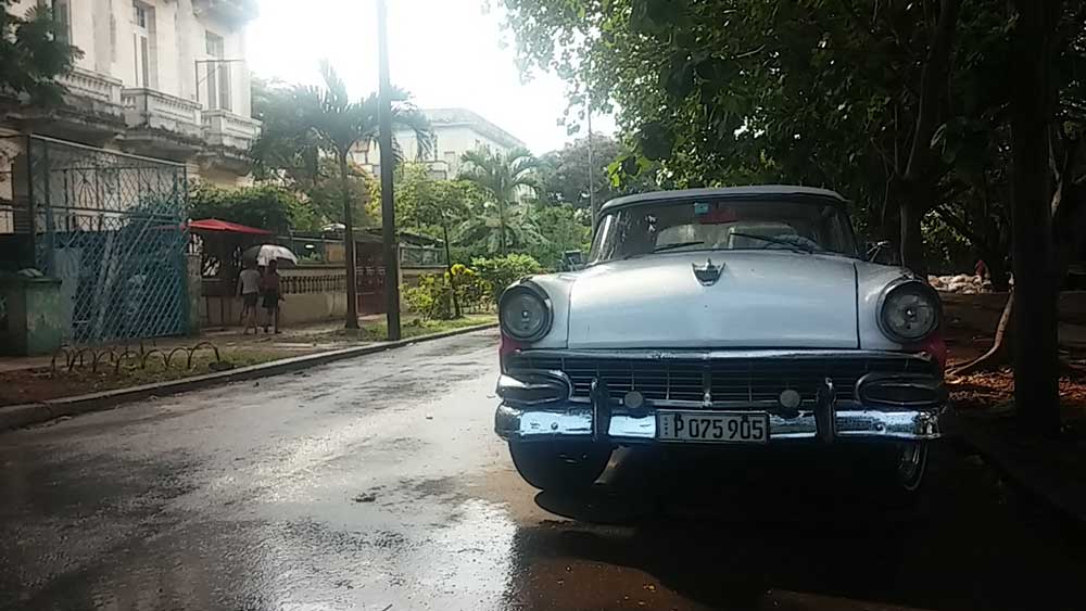 coches calles lluvia la habana havana viajar solo cuba