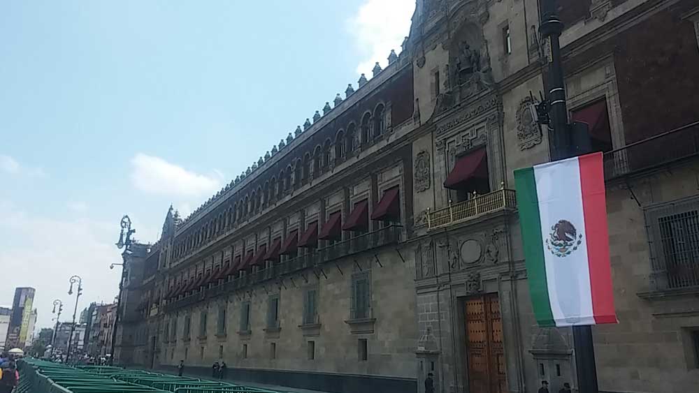 palacio nacional zocalo ciudad de mexico viajar solo