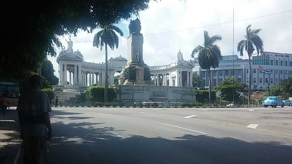 plaza monumento la habana vieja havana viajar solo cuba