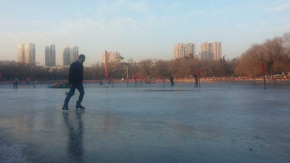 datong lago patinar sobre hielo viajar solo china asia