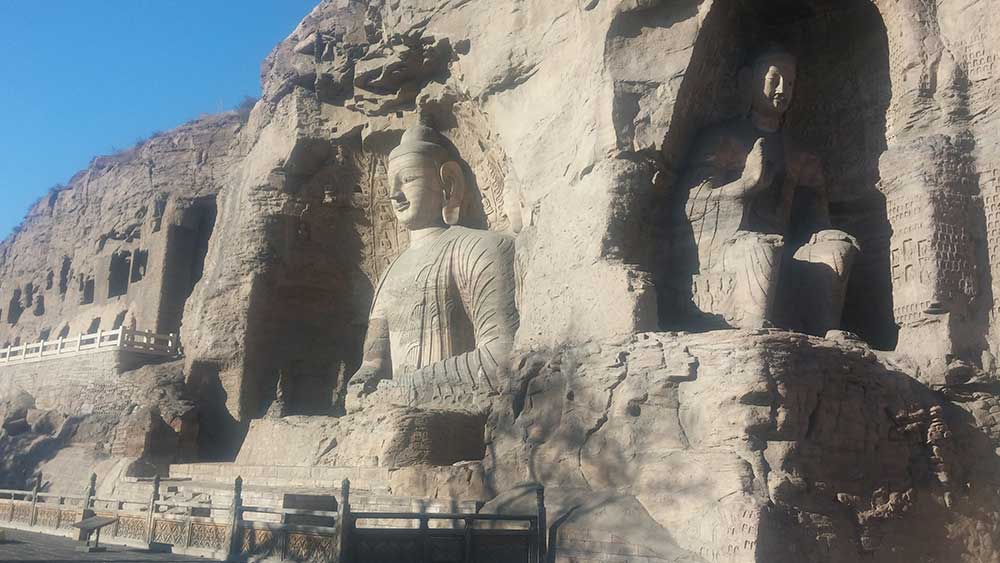estatuas budistas en piedra grutas de yungang datong viajar solo china asia
