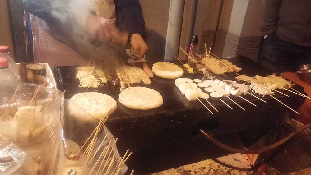 street food comida callejera pinchos pekin beijing viajar solo china asia