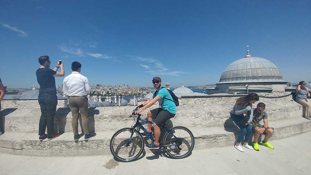 vistas mezquita azul en bicicleta viajar solo estambul turquia